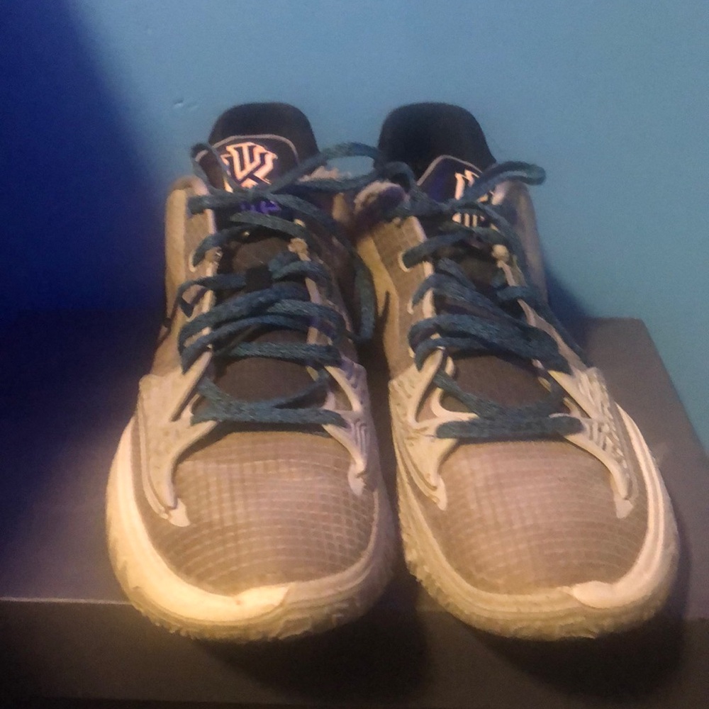 I’m selling size 12 nike kyrie basketball shoes